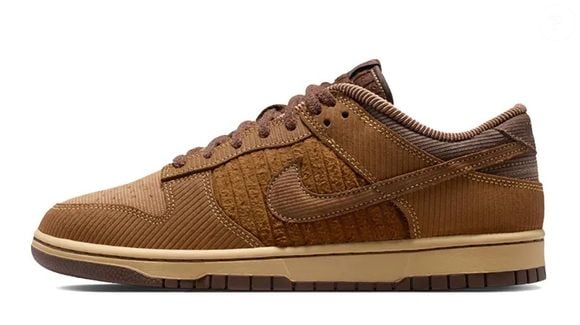Além da cor marrom no tom de café latte, os tênis Nike Dunk Low Retro são feitos de materiais como camurça e tecidos texturizados, sendo uma aposta certeira para looks de estética western