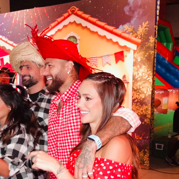O salão da festa recebeu bandeirinhas coloridas, cordões de luzes, sofás, poltronas e mesas decoradas com girassóis, reforçando a temática de São João