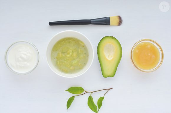 Segundo a especialista, o abacate é fonte de gorduras saudáveis e fibras solúveis, que nutrem as células intestinais e reduzem inflamações locais