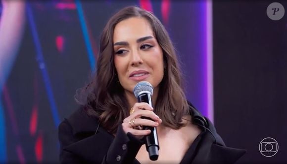 Lara teve seu talento como cantora bastante questionado na web