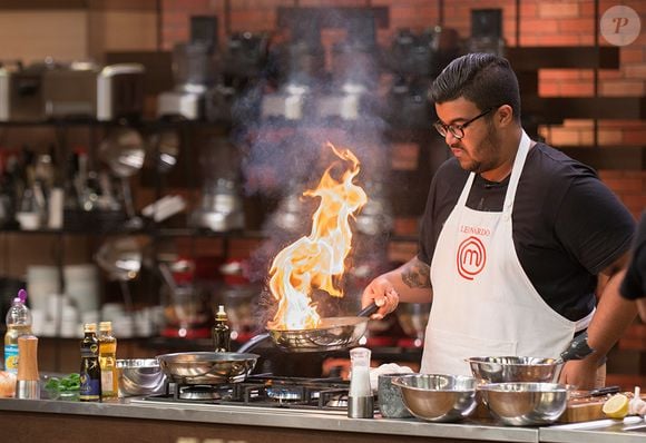 Léo Santos retorna ao MasterChef Profissionais anos depois de sua participação na 4ª temporada. Em 2026, ele encara novamente a disputa pelo troféu, de acordo com colunistas