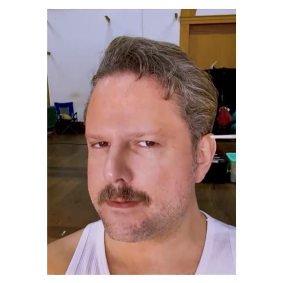 Em novembro de 2024, o ator publicou um vídeo em seu perfil no Instagram com alguns bastidores de do filme 'Ainda Estou Aqui'.