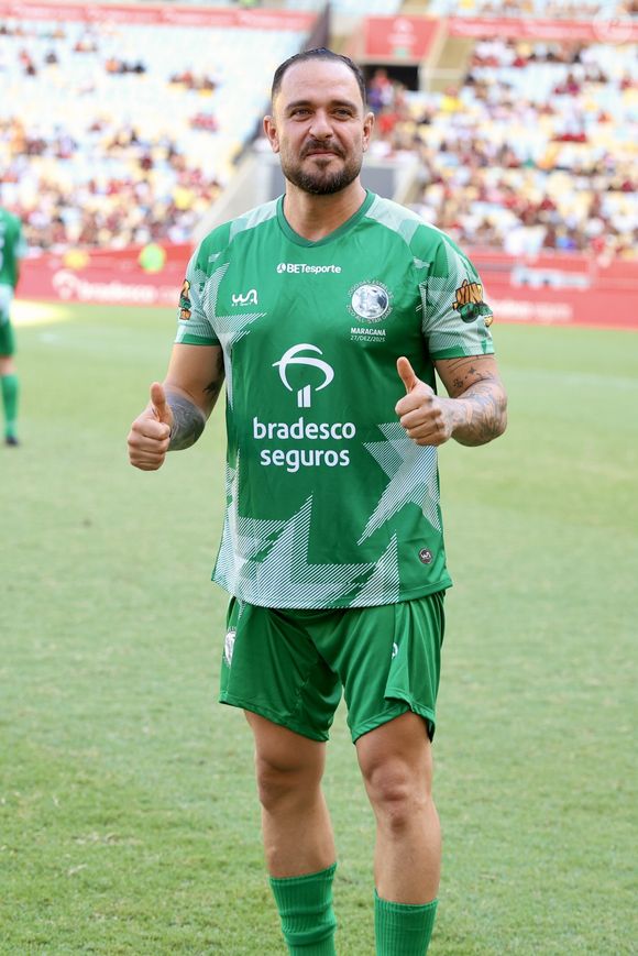 Diogo Nogueira mostrou seu visual diferente, com o cabelo maior, fruto de um transplante capilar