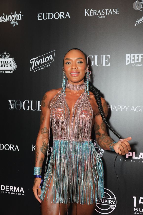 Patrícia Ramos escolheu um look transparente bem carnavalesco com muito brilho
