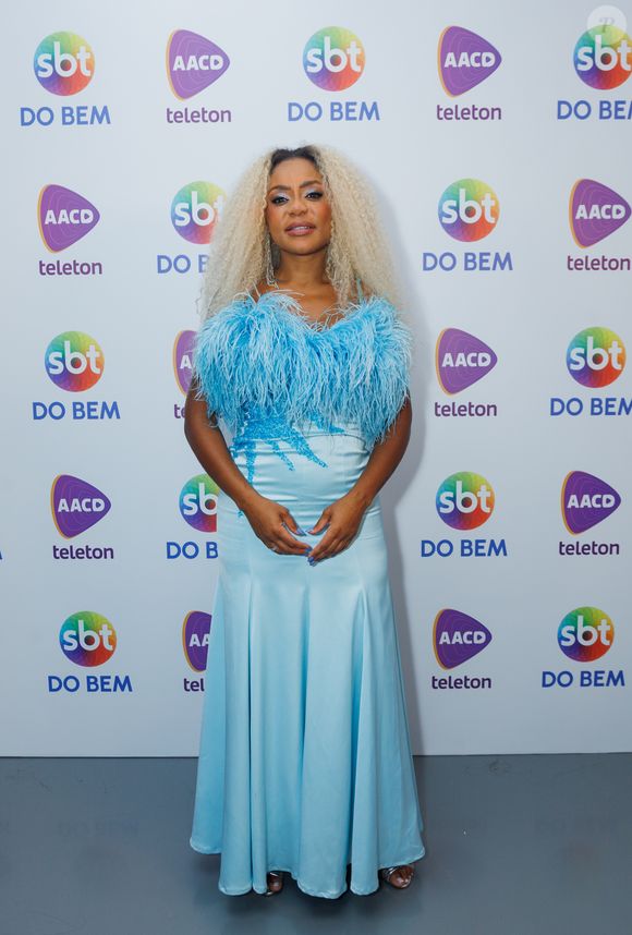 Teleton 2025: Cariúcha escolheu um vestido azul com plumas estilo debutante