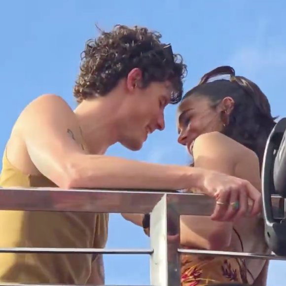 Em um vídeo viralizado no X, Shawn Mendes aparece conversando pertinho de Bruna Marquezine, que está bem envolvida