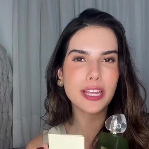 Influenciadora Natália Melli testou os dois perfumes e afirmou que as fragrâncias ficam muito parecidas depois da secagem na pele