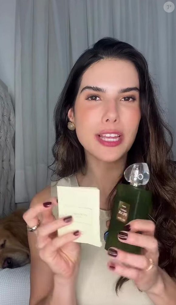 Influenciadora Natália Melli testou os dois perfumes e afirmou que as fragrâncias ficam muito parecidas depois da secagem na pele
