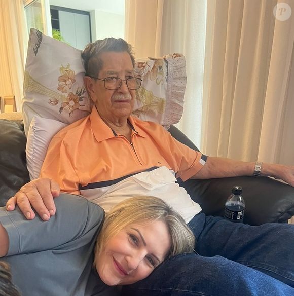 Bispa Keila Ferreira, da Assembleia de Deus do Brás, estava afastada dos cultos voltados para mulheres desde novembro de 2024 - na foto, religiosa ao lado do pai