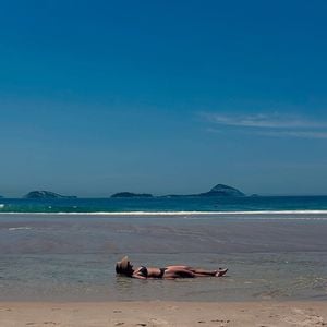 Em um dos cliques, Fernandinha posou na maré rasa da praia exibindo sua barriga super sarada