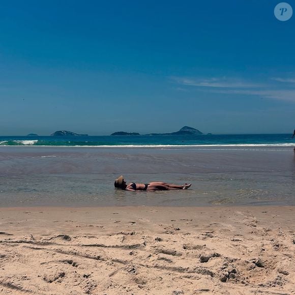 Em um dos cliques, Fernandinha posou na maré rasa da praia exibindo sua barriga super sarada