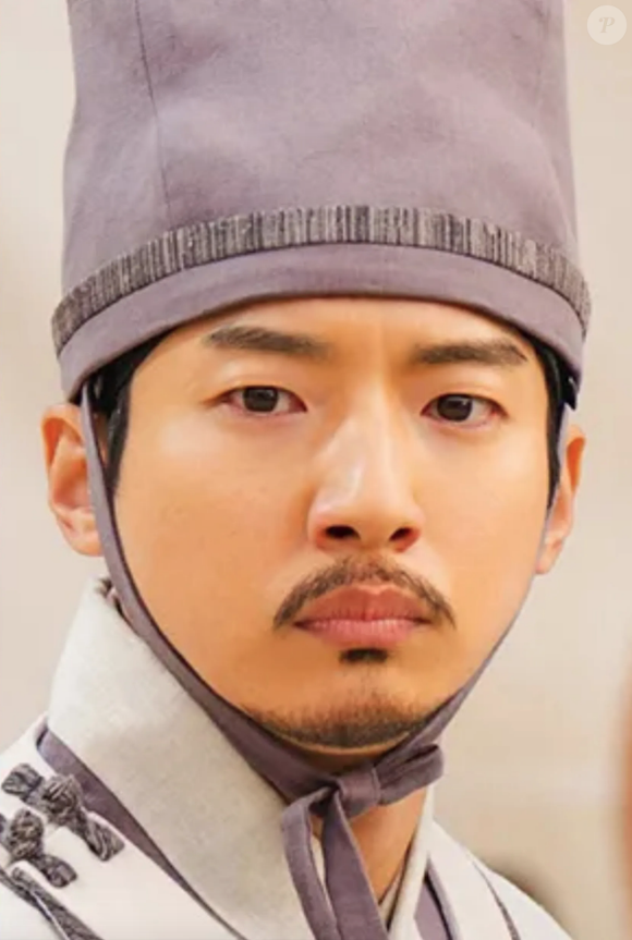 Já no dorama da Netflix, Kim Hyun-mok interpreta o fofo e dedicado Min Gae-duk, um dos auxiliares da cozinha da corte