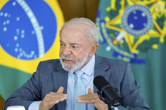 O presidente Lula assinou, na última terça-feira (12), uma medida que coloca fim na "taxa das blusinhas"