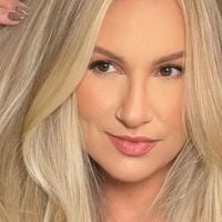 Existe uma cor loira que integra perfeitamente os cabelos grisalhos: rejuvenesce mais do que outros tons de cabelo e garante um visual sofisticado e saudável