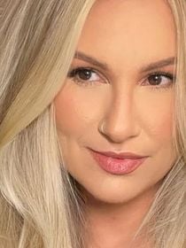 Existe uma cor loira que integra perfeitamente os cabelos grisalhos: rejuvenesce mais do que outros tons de cabelo e garante um visual sofisticado e saudável