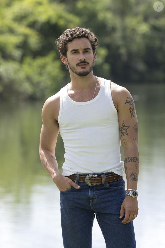 João Raul Santana (Filipe Bragança/Rafael Rara) - Ídolo do sertanejo, conhecido como “Mozão do Brasil”, canta profissionalmente desde criança e faz enorme sucesso com músicas que já não lhe empolgam mais. Não está feliz com a carreira, mas vai continuar como está no que depender de seu empresário, Ronei Soares (Thomas Aquino), que mantém seu principal agenciado sob a rédea curta.