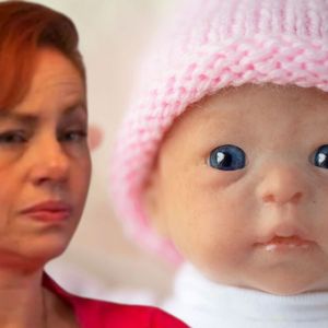 Adeíde (Karine Teles) será mãe de bebê reborn nos próximos capítulos de 'Vale Tudo'