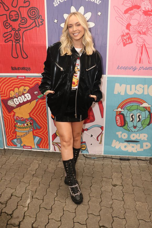 Lollapalooza 2024: Tata Estaniecki se protegeu do frio com uma combinação de jaqueta e saia