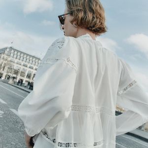 Com bordados no mesmo tom e acabamento delicado, essa blusa branca de R$ 319,00 é perfeita para elevar produções minimalistas