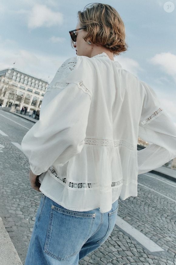 Com bordados no mesmo tom e acabamento delicado, essa blusa branca de R$ 319,00 é perfeita para elevar produções minimalistas