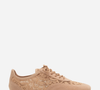 Tênis com detalhe em renda e solado baixo da Renner aposta no rosa chá e em recortes no cabedal para unir feminilidade, conforto e praticidade no dia a dia