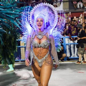 Último desfile de Paolla Oliveira na Grande Rio teve fantasia exuberante que representava a lua