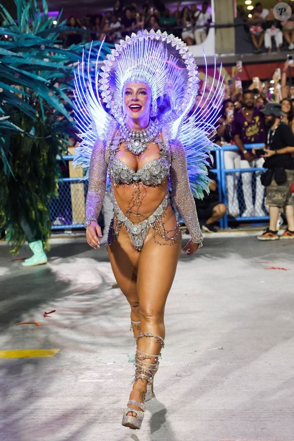 Último desfile de Paolla Oliveira na Grande Rio teve fantasia exuberante que representava a lua