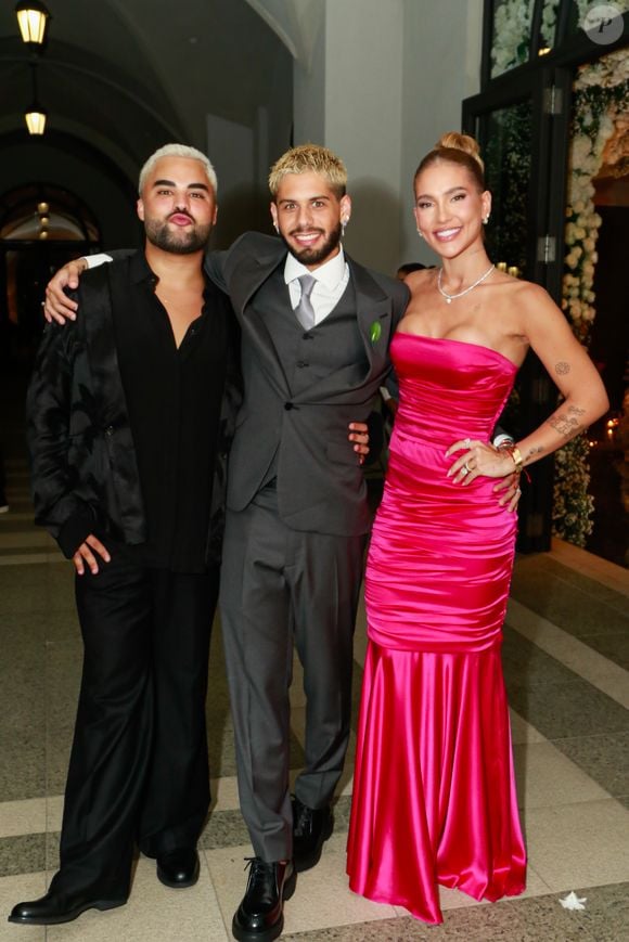 O vestido usado por Virginia Fonseca tinha corte no estilo sereia, rosa vibrante.