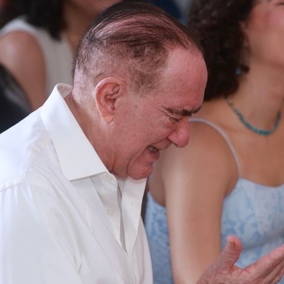 Renato Aragão chorou em missa pelos seus 90 anos em 12 de janeiro de 2025, véspera do aniversário