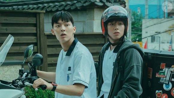 'Classe dos Heróis Fracos': um aluno frágil, mas com a mente brilhante, se une a dois colegas para enfrentar o bullying no colégio