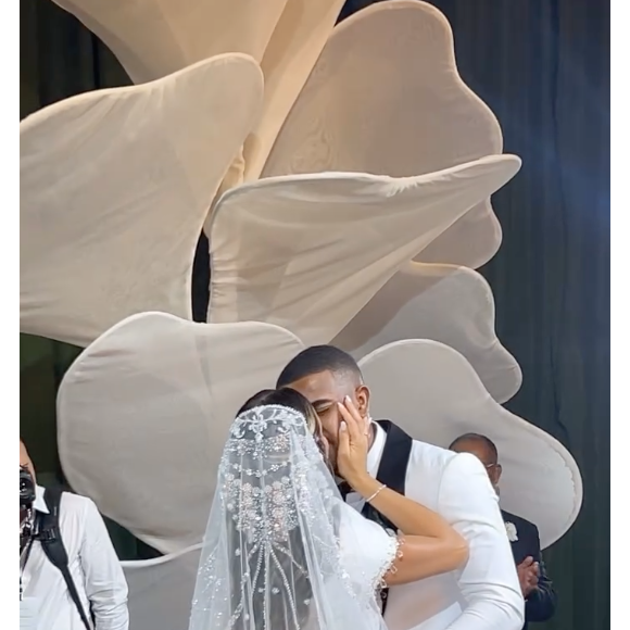 No final dos votos, Davi Brito selou a união com um beijo romântico na esposa
