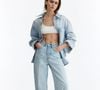 Para quem deseja montar um look estiloso em 2026, a calça jeans barrel de cintura alta está mais em alta do que nunca