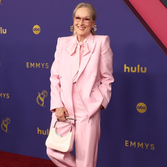 Segundo a jornalista Fi Glover, Meryl Streep confessou a ela que nunca toca em seu rosto e isso a mantém sempre deslumbrante