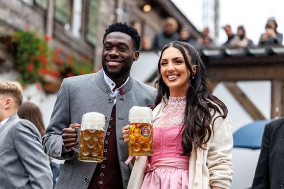 Sheyenne Jen e Alphonso Davies tornaram público o relacionamento em 2023. Posteriormente, ficaram noivos e passaram a aparecer juntos em eventos e publicações nas redes sociais. Davies chega ao Mundial como o principal destaque da seleção canadense