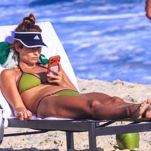 Em clima descontraído, Isadora Cruz aparece mexendo no celular durante descanso na praia