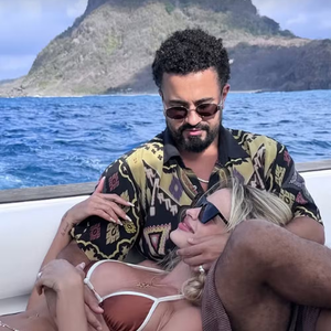 Yasmin Brunet publicou uma foto com o empresário Ronald Lopes, de 37 anos. Os dois estão em Fernando de Noronha para curtir as festas de Ano Novo e apareceram juntinhos em um barco