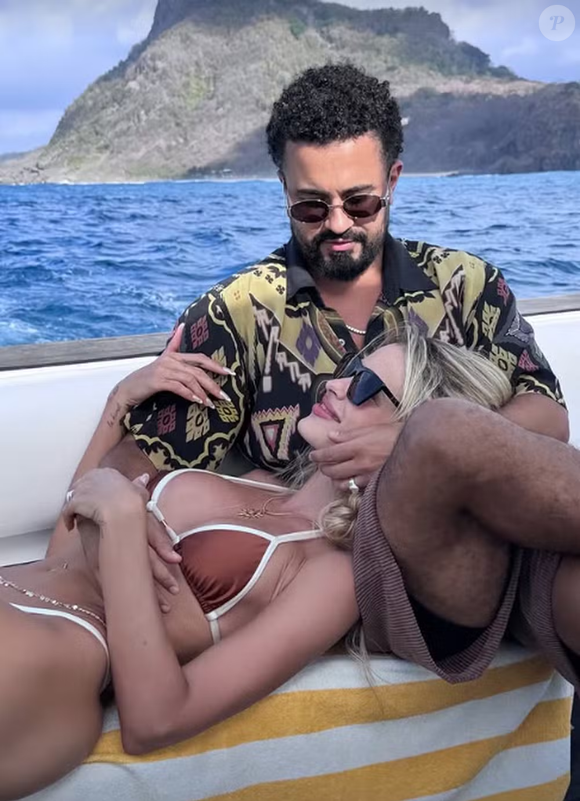 Yasmin Brunet publicou uma foto com o empresário Ronald Lopes, de 37 anos. Os dois estão em Fernando de Noronha para curtir as festas de Ano Novo e apareceram juntinhos em um barco
