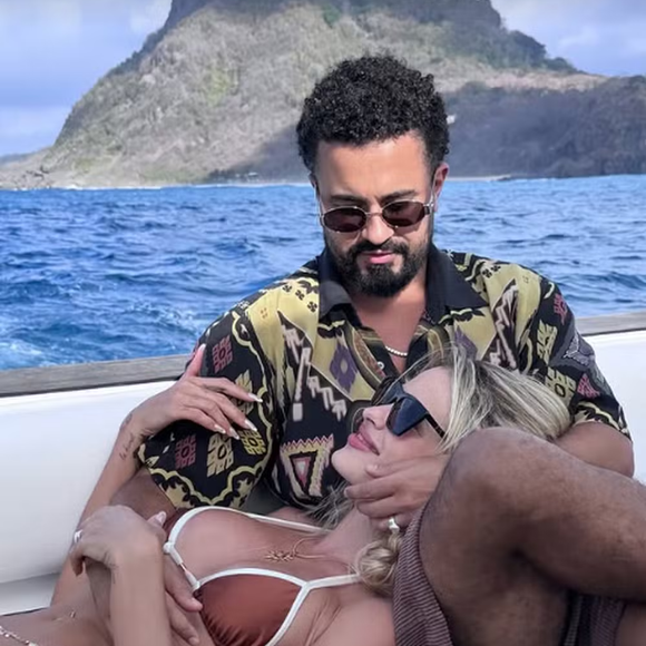 Yasmin Brunet publicou uma foto com o empresário Ronald Lopes, de 37 anos. Os dois estão em Fernando de Noronha para curtir as festas de Ano Novo e apareceram juntinhos em um barco