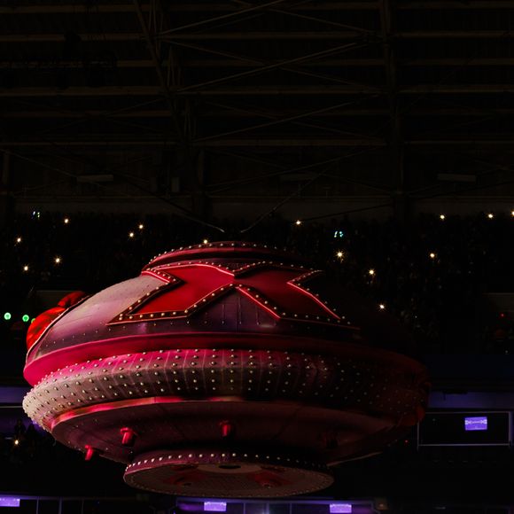 Milhares de fãs voltaram à infância no show de Xuxa em São Paulo, mas a apresentação de músicas como 'Cinco Patinhos' provocou uma intensa discussão entre internautas