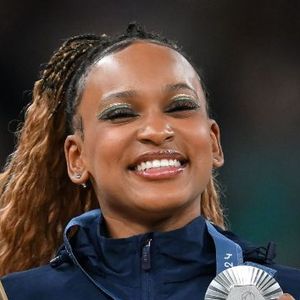 Na legenda, ela brinca com a própria versatilidade: “Não enjoa nunca, tem sempre uma pretinha diferente em casa hahaha”.