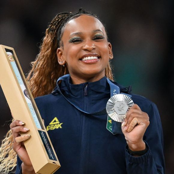 Na legenda, ela brinca com a própria versatilidade: “Não enjoa nunca, tem sempre uma pretinha diferente em casa hahaha”.