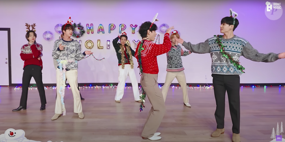 A versão natalina do hit 'Butter', do BTS, também vai fazer todo mundo dançar na ceia de Natal