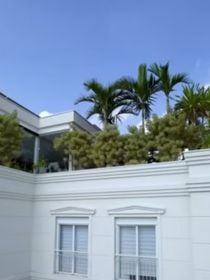 2.100m² de puro luxo no bairro do Brooklin: com reserva de 16 mil litros de água para uso nos jardins e salão de festas para 100 pessoas, mansão de R$ 16 milhões é vendida ex-craque da Seleção; 15 fotos
