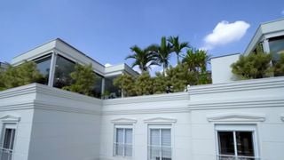 2.100m² de puro luxo no bairro do Brooklin: com reserva de 16 mil litros de água para uso nos jardins e salão de festas para 100 pessoas, mansão de R$ 16 milhões é vendida ex-craque da Seleção; 15 fotos