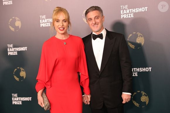 Angélica apostou no vermelho vibrante para anunciar sua chegada e acertou em cheio. O vestido longo, fluido e de manga ampla, tinha um caimento etéreo e sofisticado. O corte reto, sem recortes ousados, alongava o corpo e terminava em uma cauda elegante que se arrastava pelo tapete verde