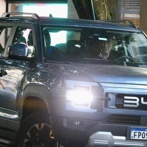 Eike Batista é visto no Leblon dirigindo um BYD Shark, modelo híbrido avaliado em R$ 379.800, segundo o site oficial da montadora