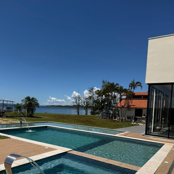 Tem até piscina na fazenda! De acordo com matéria de O Globo, publicada em 2023, especulações de profissionais do mercado financeiro e empresarial daquele ano apontam que o patrimônio de Sabrina Sato já ultrapassou a marca de R$ 50 milhões