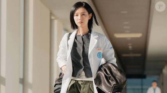 Com 12 episódios, 'Doctora X' apresenta uma história ambientada em um hospital, onde as decisões médicas dividem espaço com conflitos profissionais e disputas pelo poder