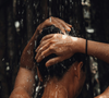 Quem ama sair do banho e prolongar aquela deliciosa sensação de frescor sabe que os perfumes leves fazem toda a diferença na rotina
