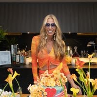 Bolo simples com flores e 'convidada inusitada': Adriane Galisteu comemora 53 anos com festa em fazenda e usa look da marca de Marina Ruy Barbosa. Fotos!